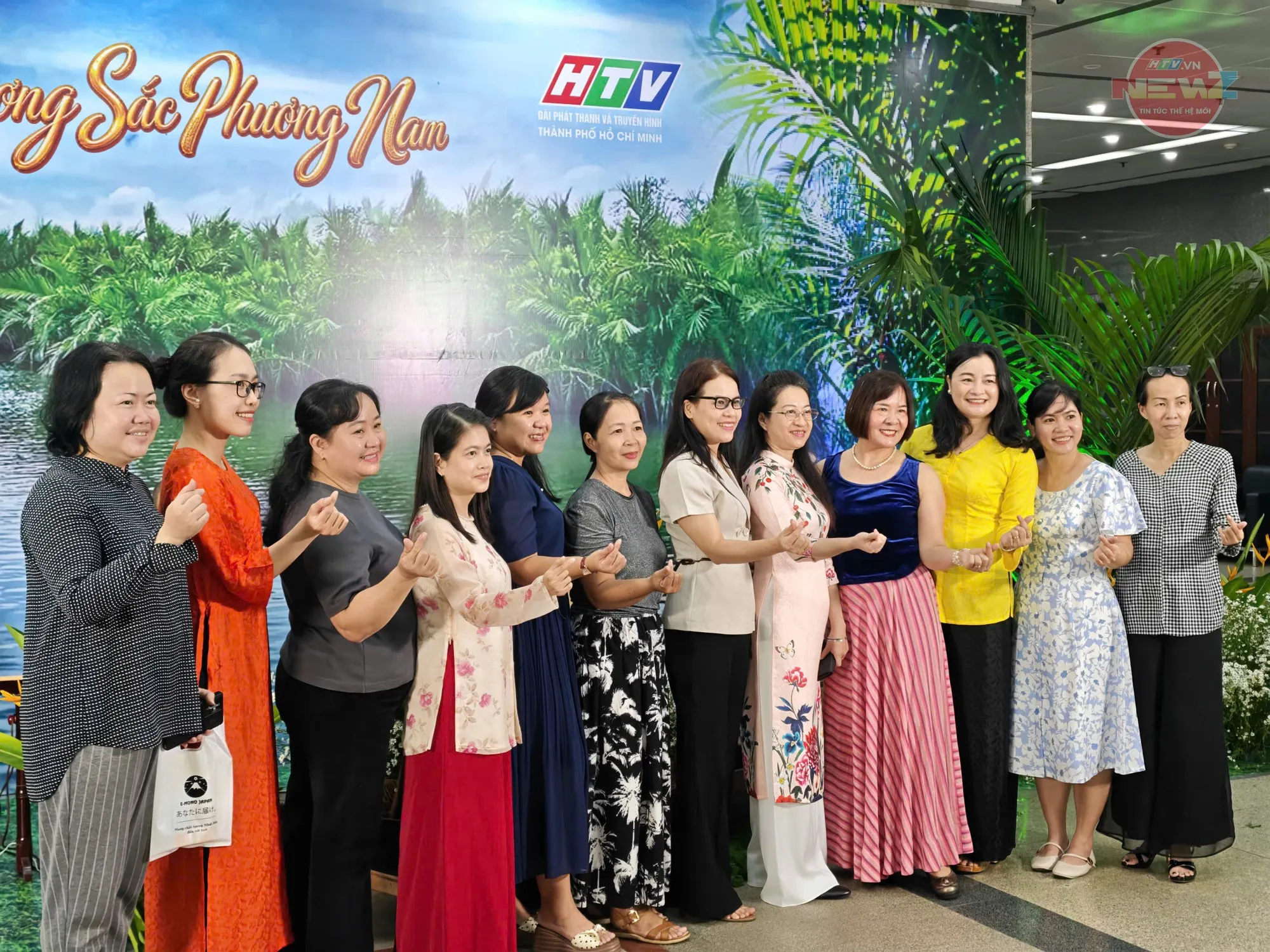Những khung hình rạng rỡ cùng nụ cười thân tình góp phần lưu giữ kỷ niệm đẹp trong buổi gặp gỡ tại ngôi nhà chung HTV