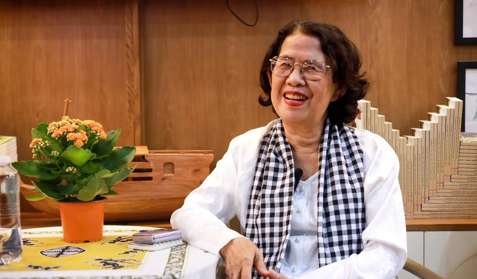 Với bà, sự phát triển ấy không chỉ là câu chuyện cung ứng sách mà còn đặt ra yêu cầu ngày càng cao đối với người làm xuất bản: Tìm kiếm những tác phẩm có giá trị, đồng thời bảo đảm chất lượng trước khi đến tay độc giả