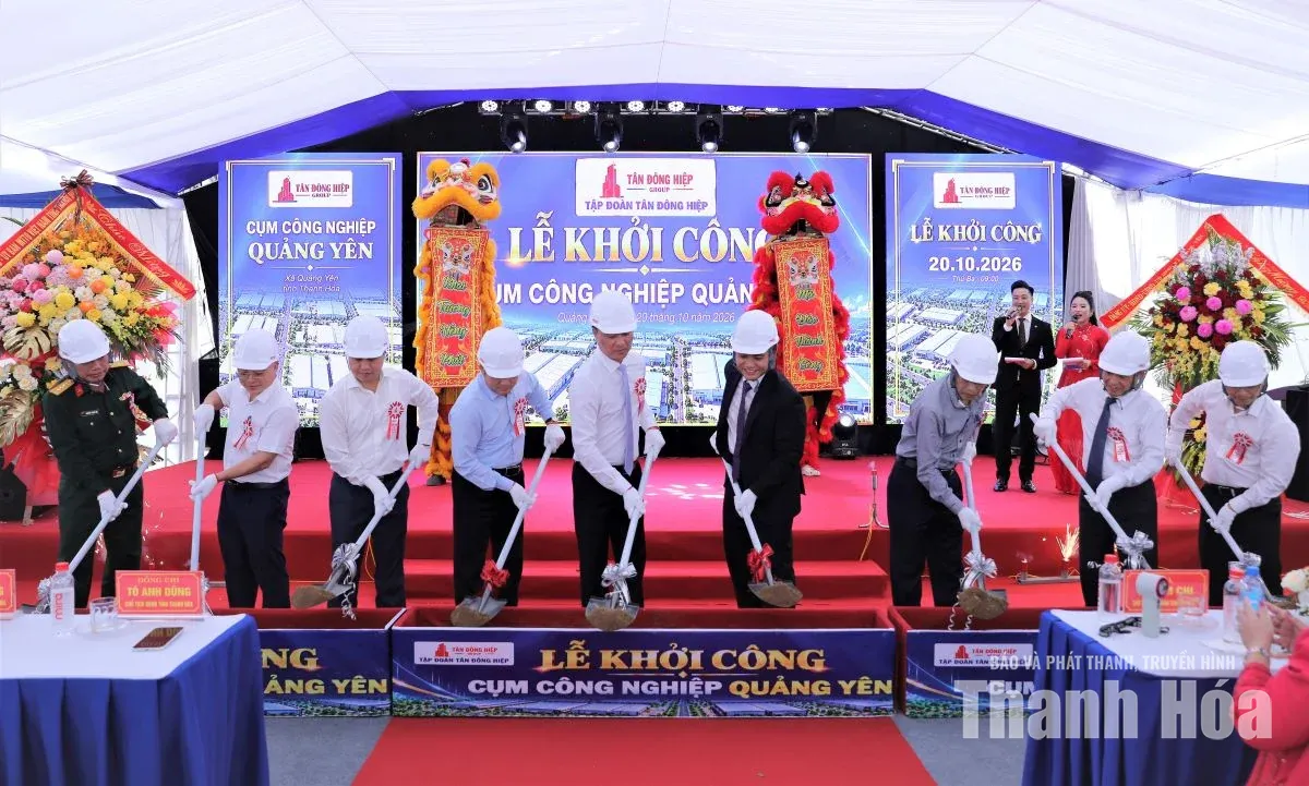 Chủ tịch UBND tỉnh Tô Anh Dũng cùng các đại biểu thực hiện nghi thức khởi công Cụm công nghiệp Quảng Yên.