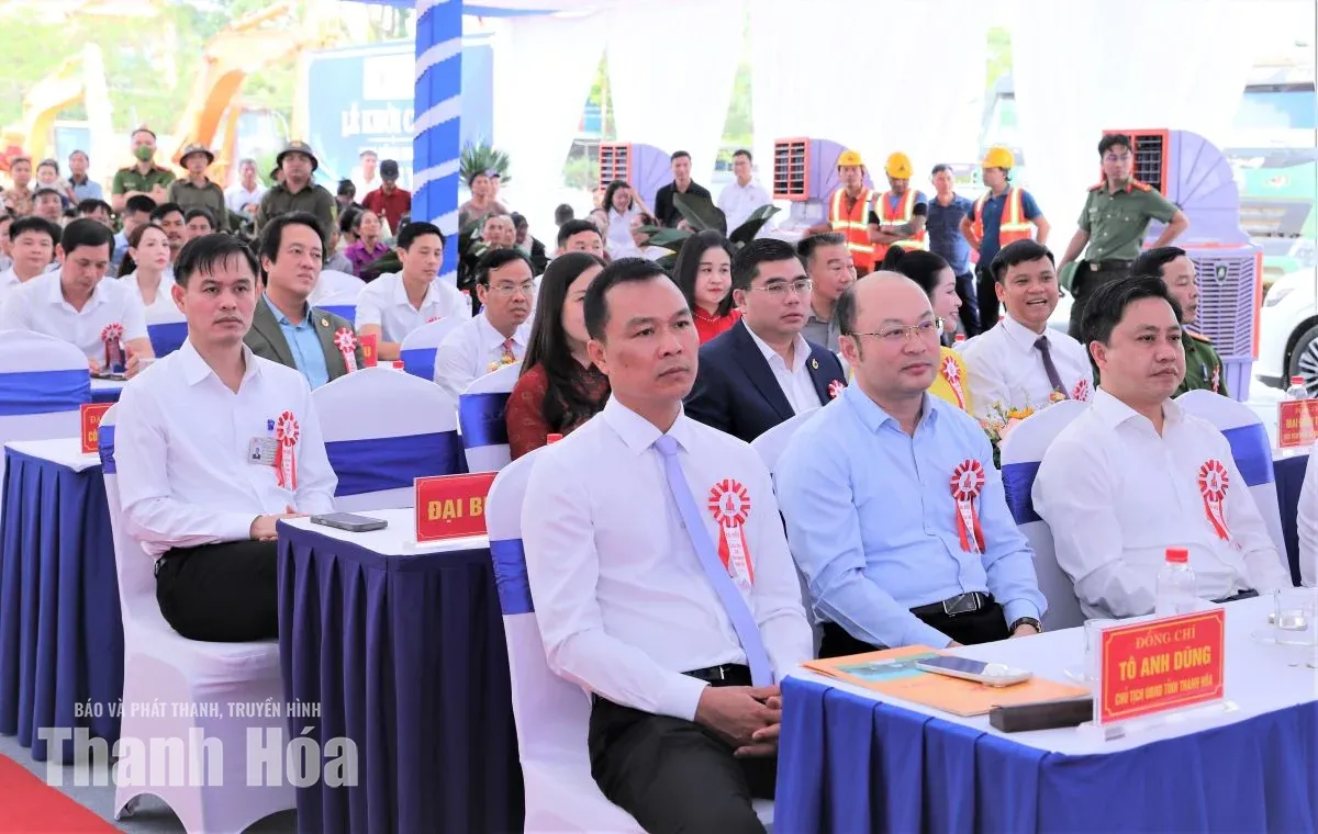 Chủ tịch UBND tỉnh Tô Anh Dũng cùng các đại biểu dự buổi lễ.