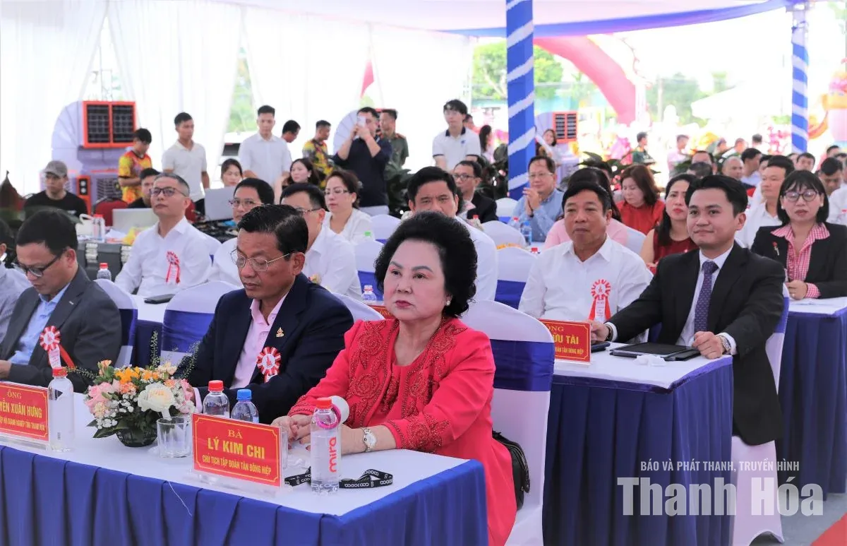 Lãnh đạo Tập đoàn Tân Đông Hiệp cùng các đại biểu dự buổi lễ.