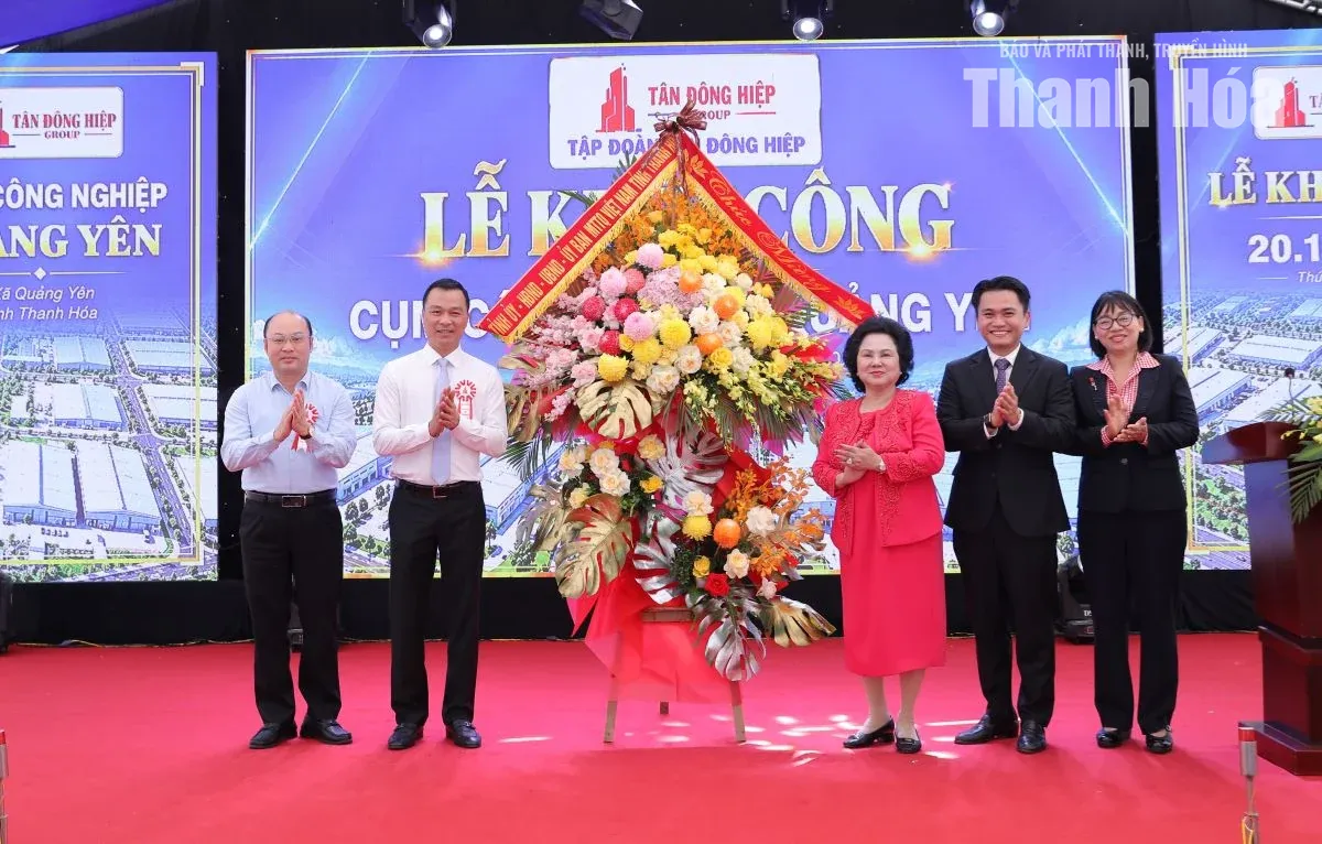 Chủ tịch UBND tỉnh Tô Anh Dũng và Phó Chủ tịch UBND tỉnh Cao Văn Cường tặng hoa chúc mừng Tập đoàn Tân Đông Hiệp khởi công Cụm công nghiệp Quảng Yên
