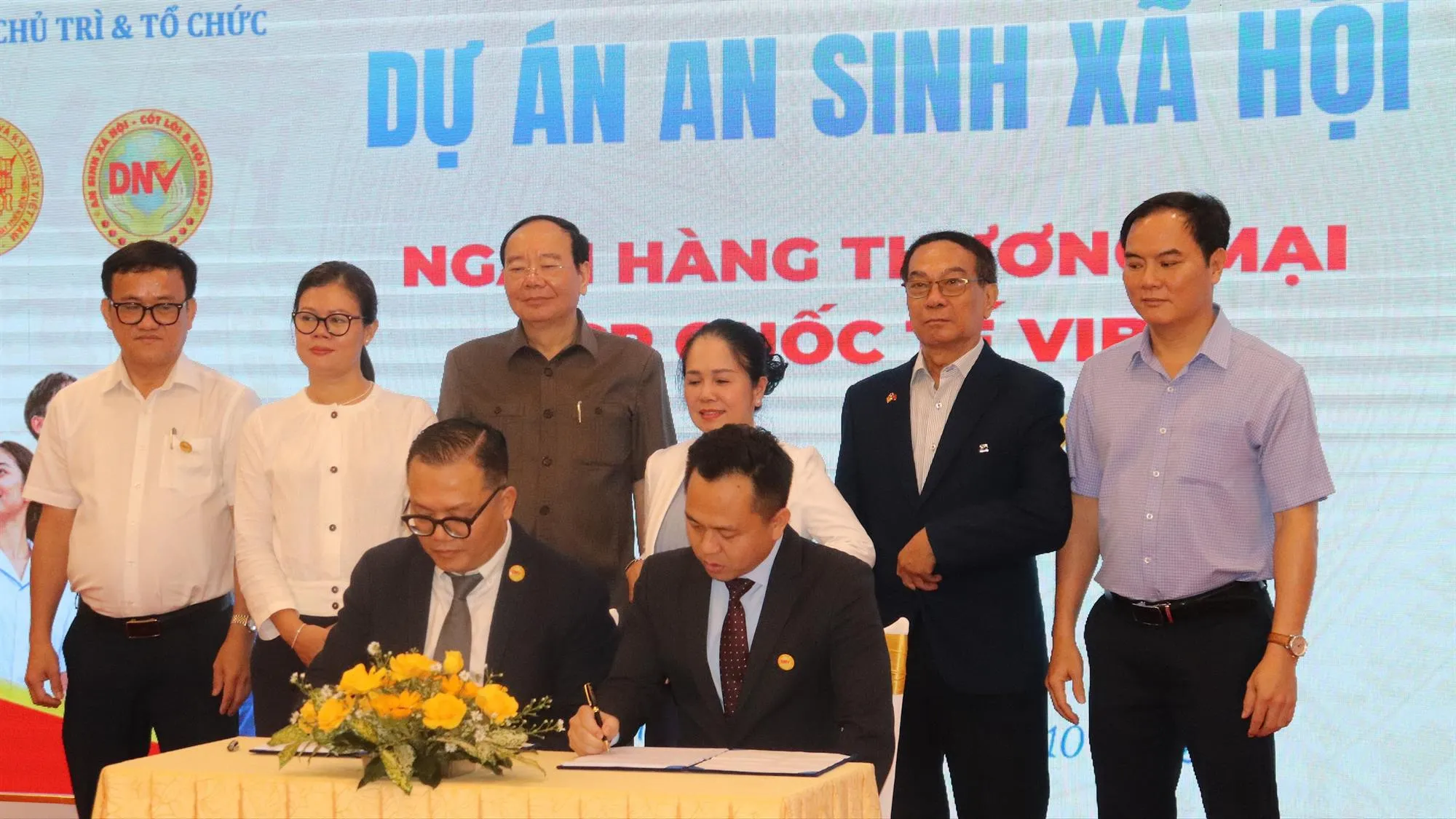 Các đơn vị ký kết ra mắt dự án an sinh chăm lo cho người lao động - Ảnh: SGGP