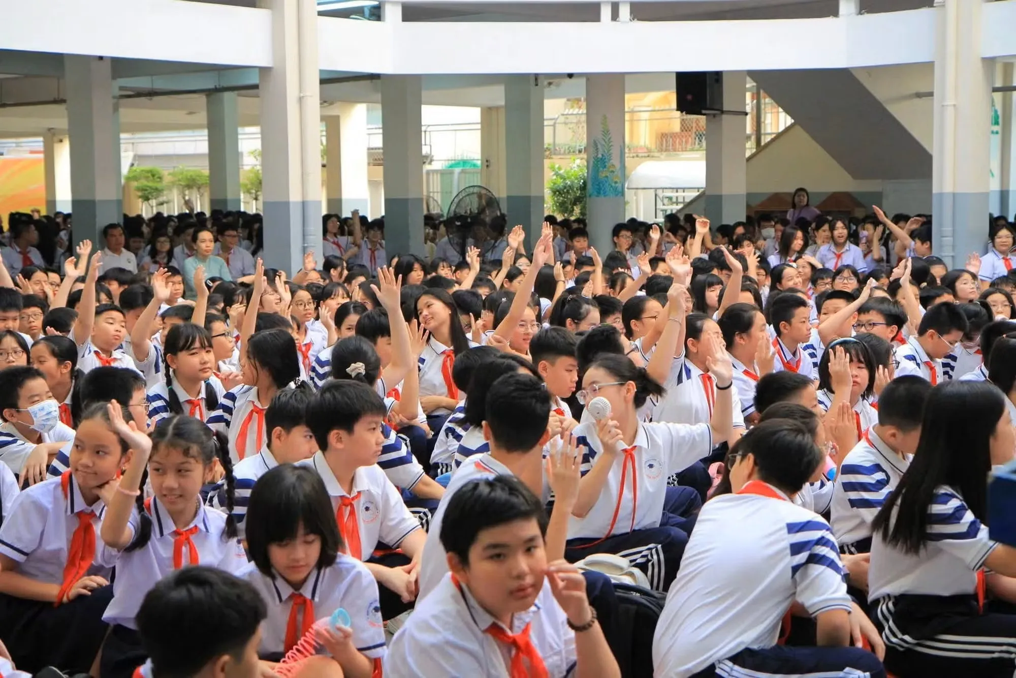 Học sinh Trường THCS Nguyễn Du (phường Bến Thành) sau khi sáp nhập với Trường THCS Đồng Khởi