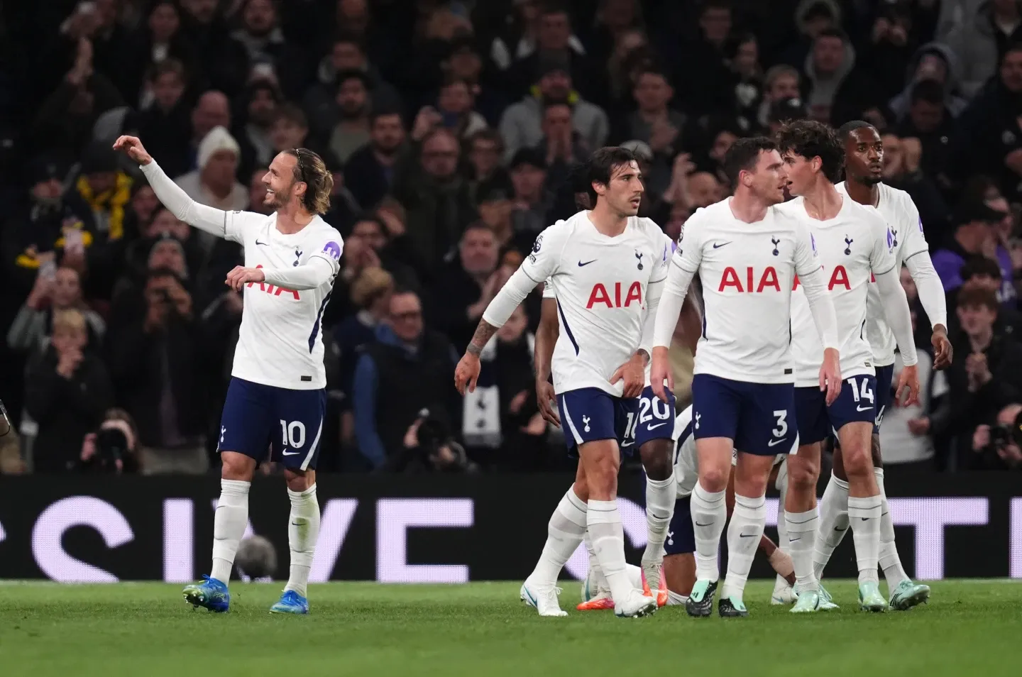 James Maddison của Tottenham (trái) ăn mừng bàn thắng trong trận đấu với Coventry City (Ảnh: AP)