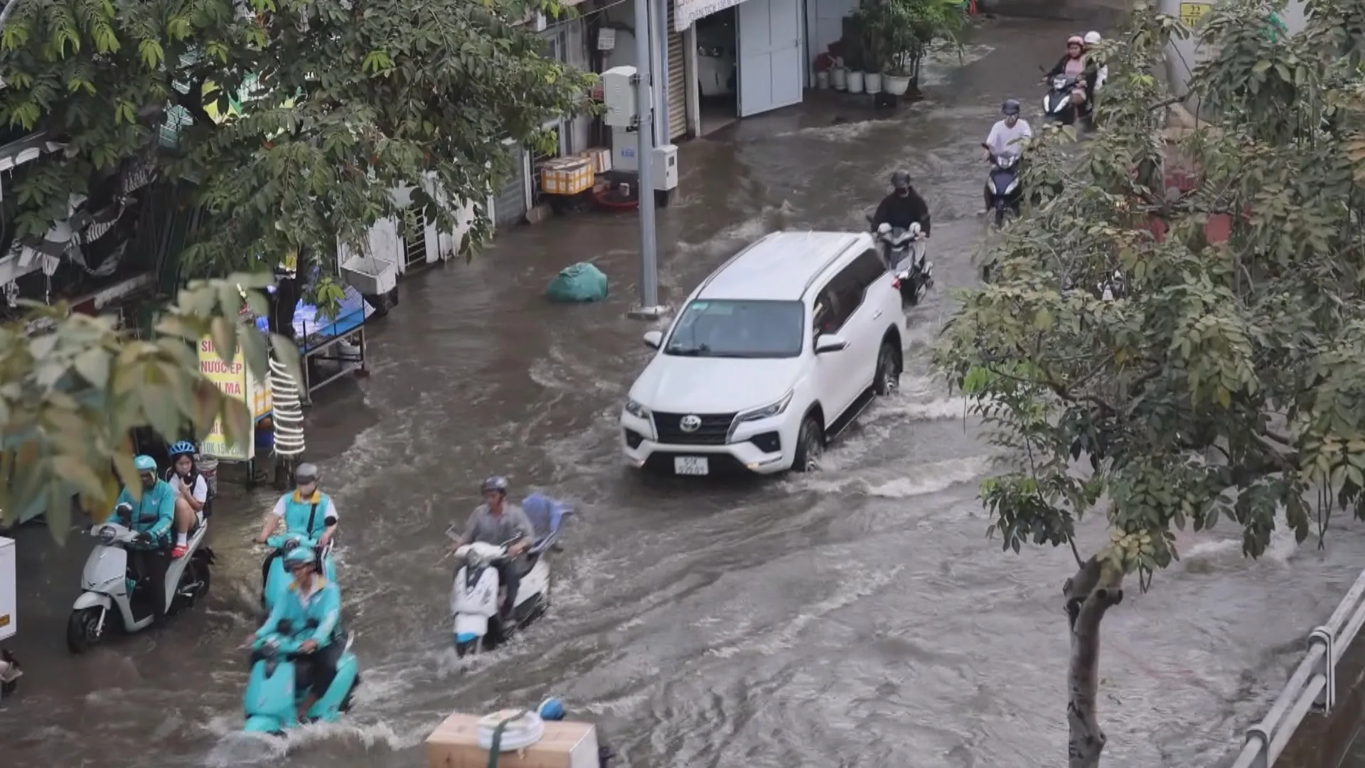 Nhiều tuyến đường tại TP. Hồ Chí Minh ngập sâu do mưa lớn và triều cường
