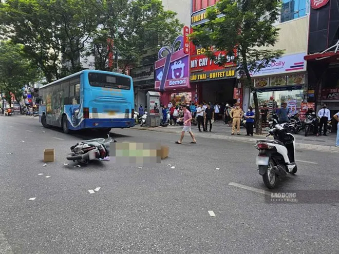 Một người tử vong sau va chạm giữa xe máy và xe buýt ở Hà Nội - Ảnh 1. Hiện trường vụ tai nạn khiến một người tử vong trên đường Xuân Thủy (phường Cầu Giấy, Hà Nội), sáng 20/10 (Ảnh: Sóng Hữu)