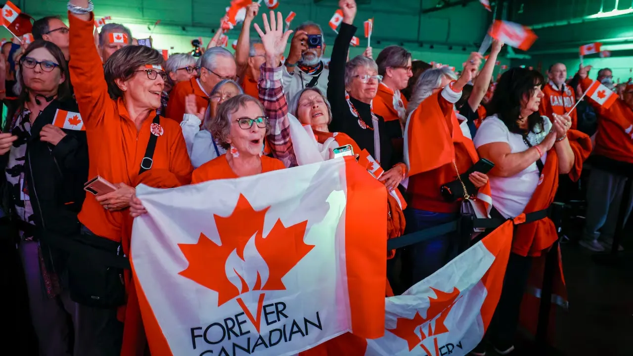 Người ủng hộ ở lại Canada ăn mừng sau khi kết quả sơ bộ được công bố tại Alberta, ngày 19/10 (Ảnh: Canadian Press)