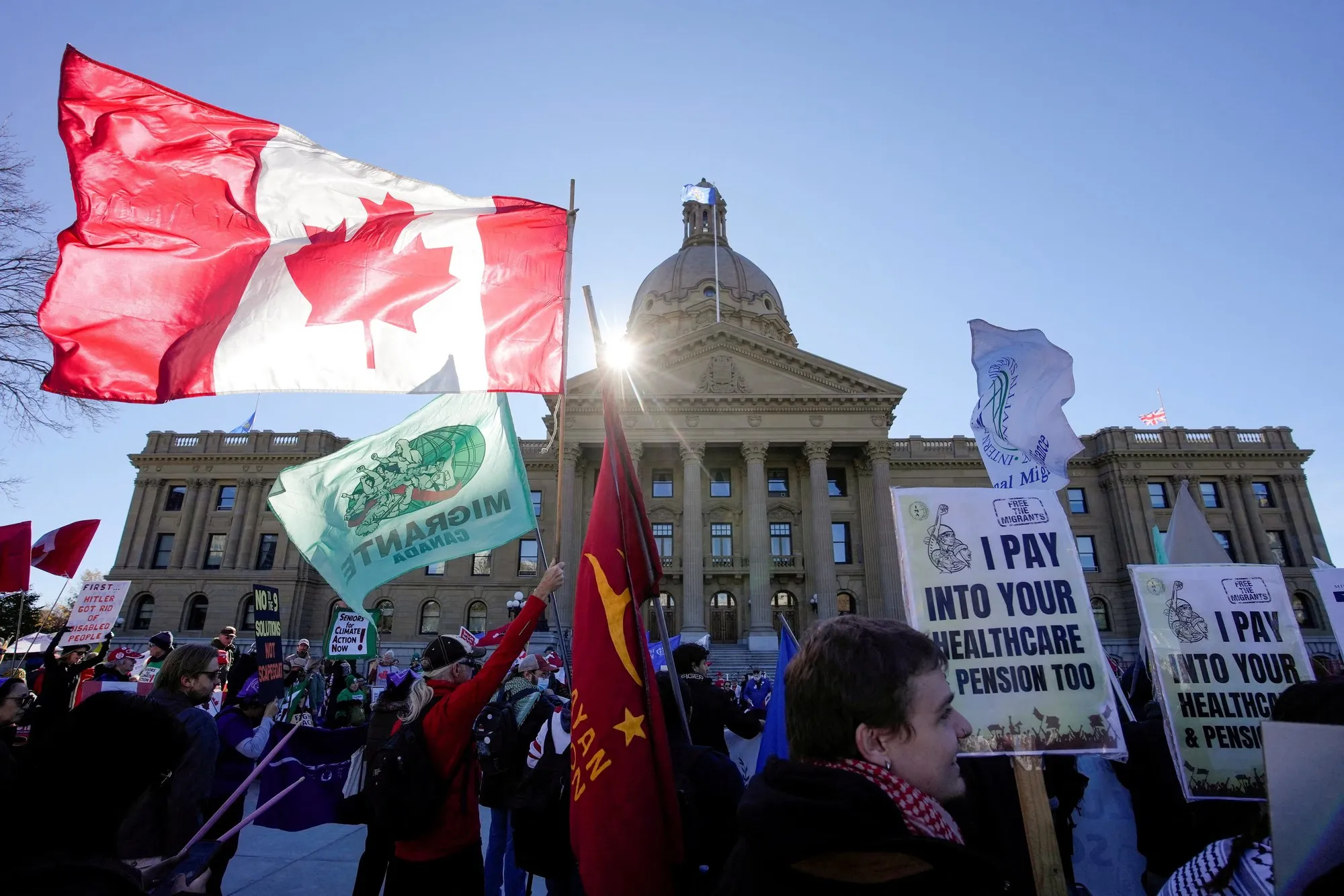 Người dân tuần hành ủng hộ ở lại Canada tại Edmonton, Alberta, ngày 18/10 (Ảnh: Reuters)