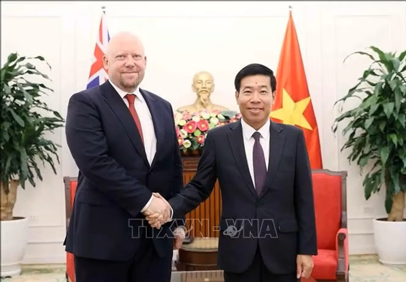 Thứ trưởng Ngoại giao Nguyễn Mạnh Cường và Thứ trưởng Ngoại giao và Thương mại New Zealand Grahame Morton đồng chủ trì Tham khảo chính trị cấp Thứ trưởng. Ảnh: An Đăng/TTXVN