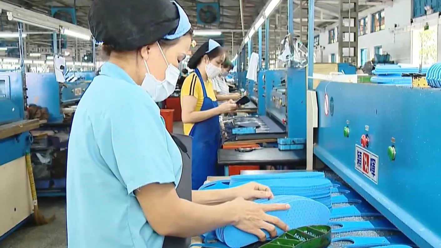 Lãi suất cho vay giảm, doanh nghiệp vẫn cần thêm nguồn vốn - Ảnh 2. Giảm chi phí vay vốn là một trong những giải pháp hỗ trợ doanh nghiệp duy trì hoạt động sản xuất, kinh doanh