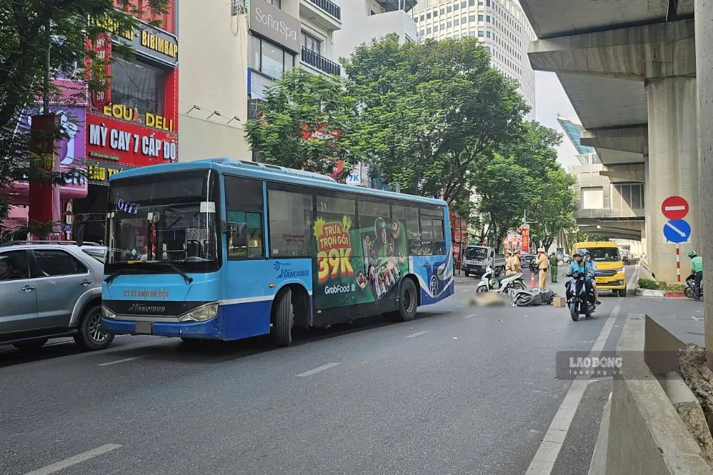 Một người tử vong sau va chạm giữa xe máy và xe buýt ở Hà Nội - Ảnh 3. Vụ tai nạn xảy ra đoạn trước số nhà 165 đường Xuân Thủy (Ảnh: Sóng Hữu)