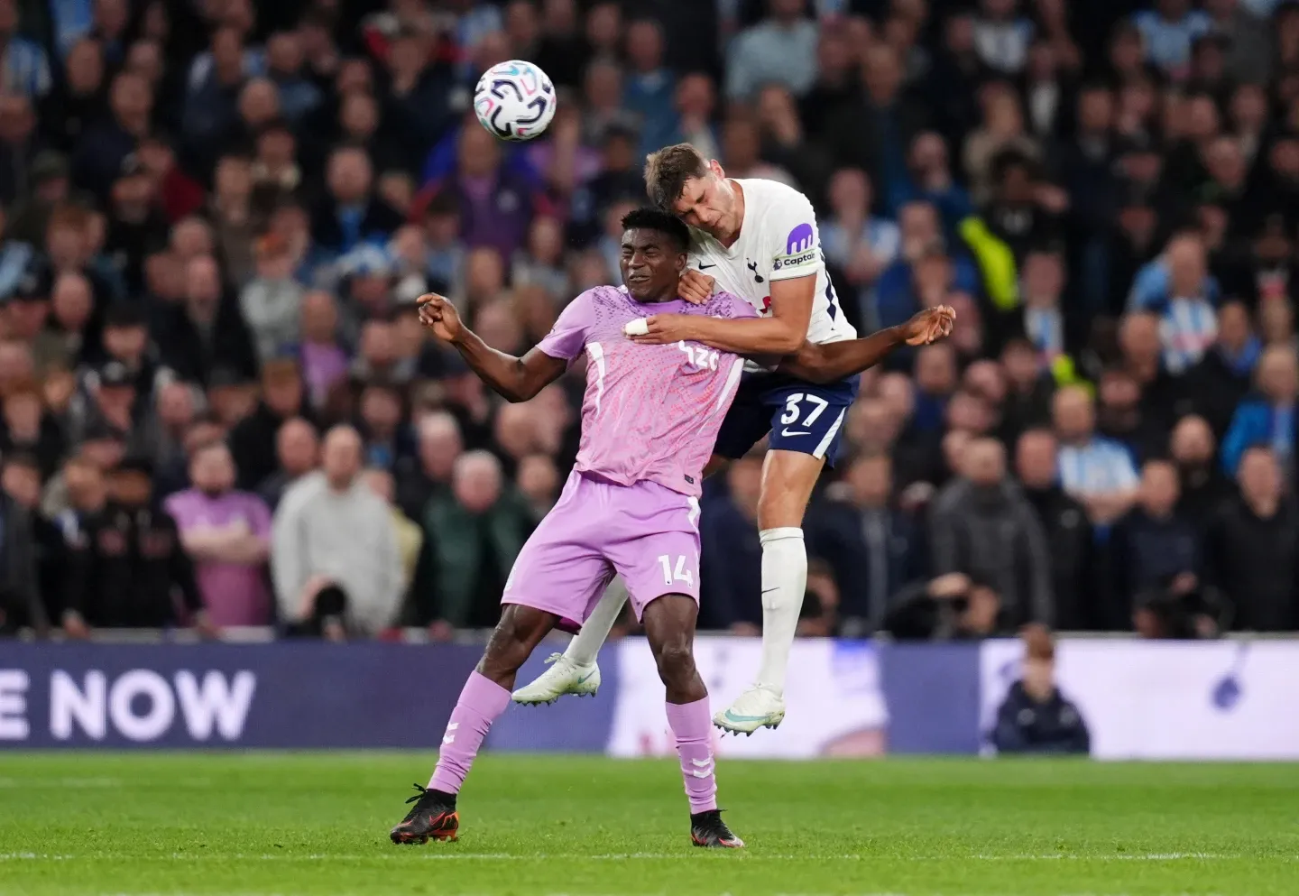Taiwo Awoniyi của Coventry City đang tranh chấp bóng với Mickey van de Ven của Tottenham (Ảnh: AP)