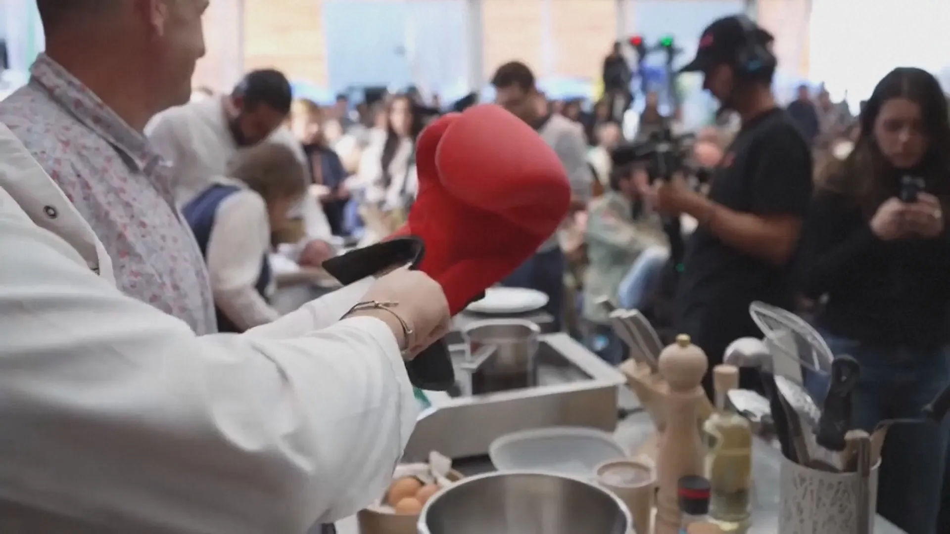 Đầu bếp đeo găng tay đấm bốc thi nấu ăn ở Pháp - Ảnh 3.