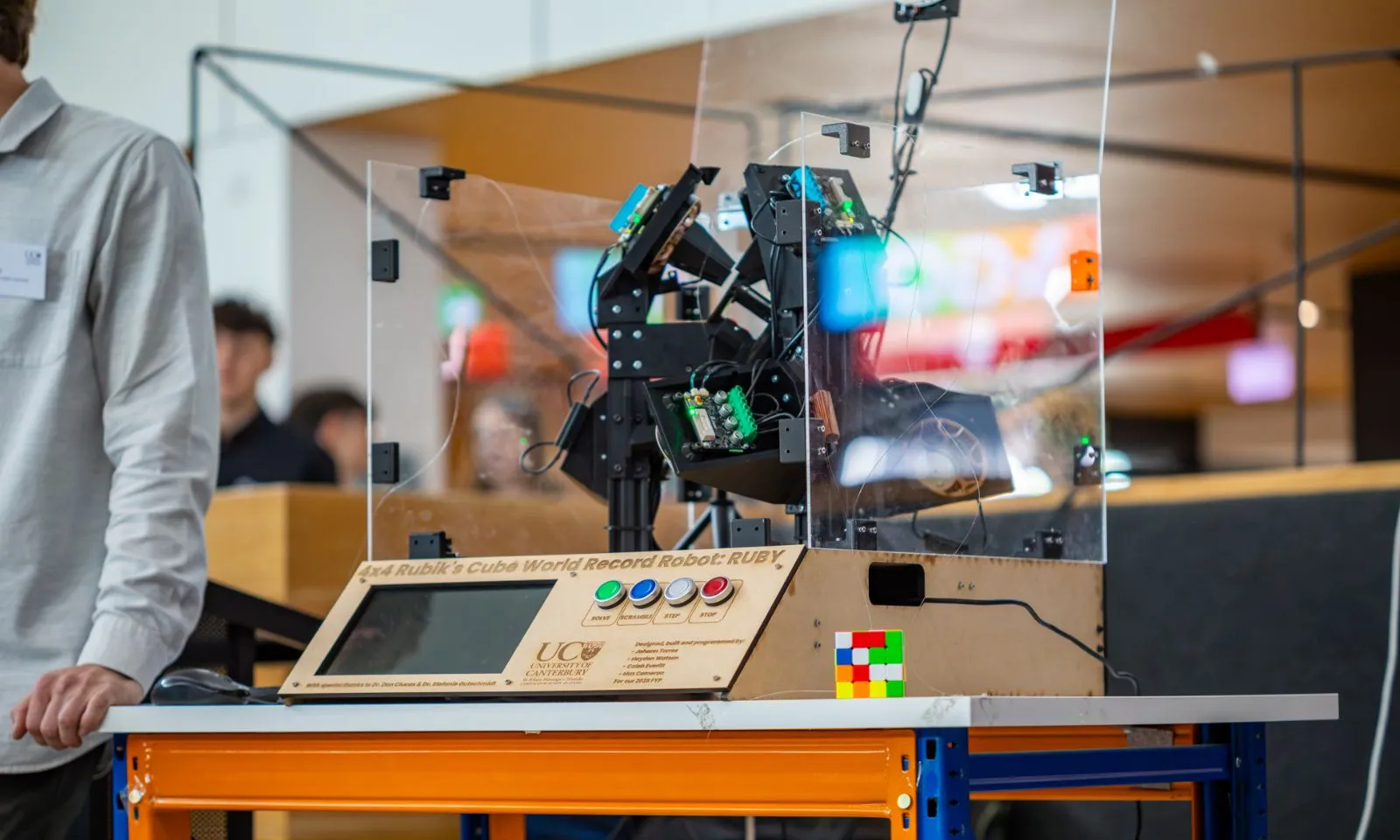 Sinh viên New Zealand chế robot giải Rubik siêu tốc