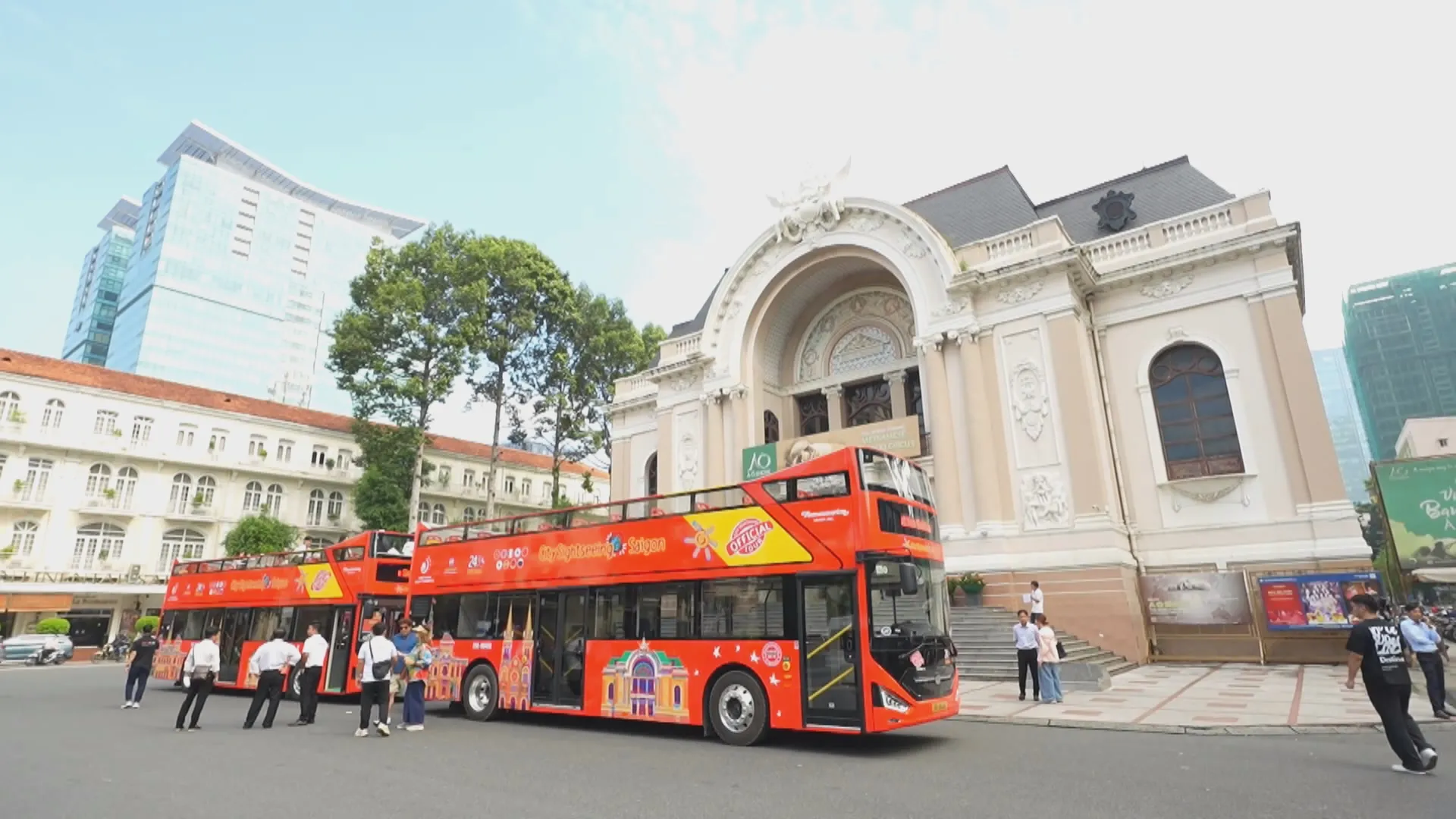 TP. Hồ Chí Minh: Xe buýt điện 2 tầng đầu tiên đi vào hoạt động | 60 Giây Sáng ngày 21/10/2026 - Ảnh 1.