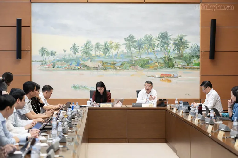 Thủ tướng: Chúng ta phải sửa đổi Luật Điện lực để xử lý những quan ngại của các nhà đầu tư, bắt buộc phải có những thủ tục rất đơn giản, nếu không chúng ta không thể huy động được nguồn lực rất lớn (Ảnh: chinhphu.vn/Nhật Bắc)