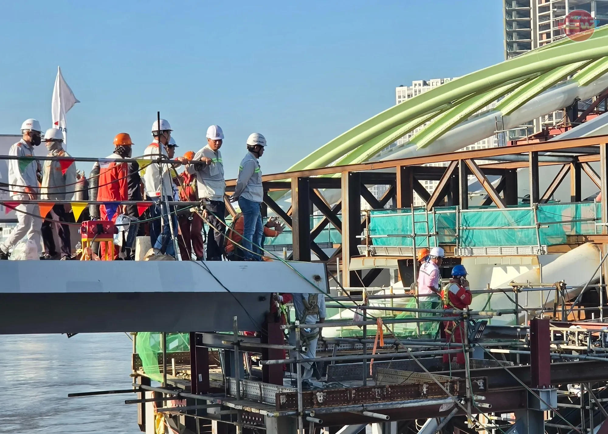 Hôm nay hợp long cầu đi bộ qua sông Sài Gòn - Ảnh 5.