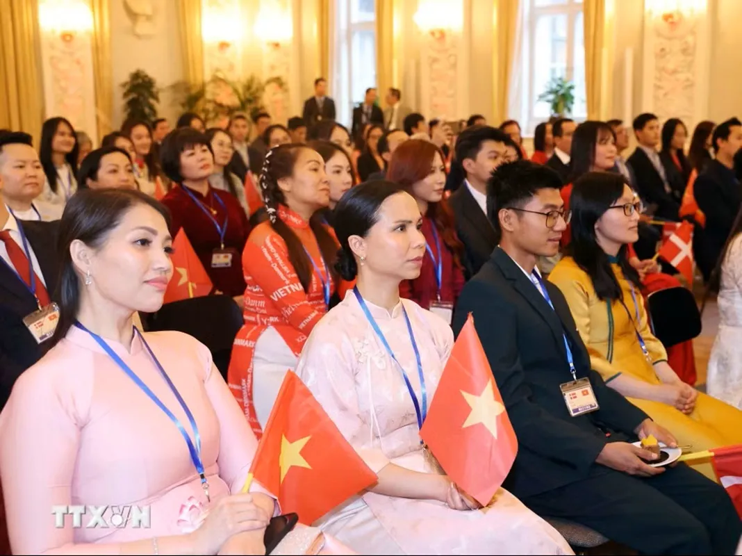 Cán bộ, nhân viên Đại sứ quán Việt Nam tại Đan Mạch và cộng đồng người Việt Nam tại Đan Mạch, Iceland và Nam Thuỵ Điển