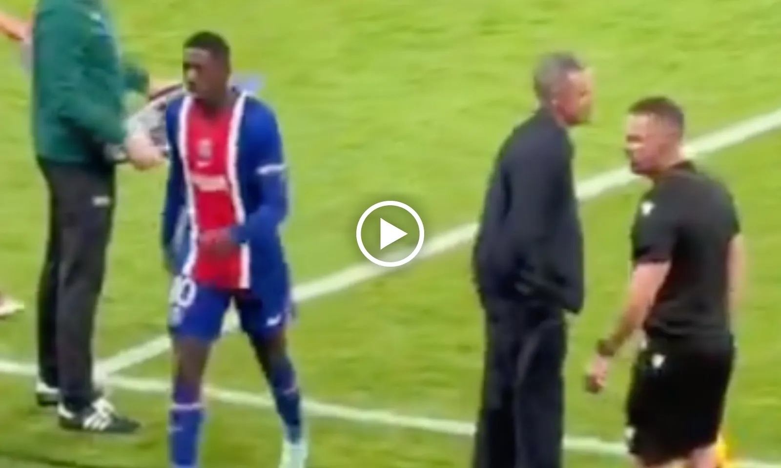 VIDEO: Dembele hờn dỗi làm lơ Enrique, chỉ bắt tay với Flick
