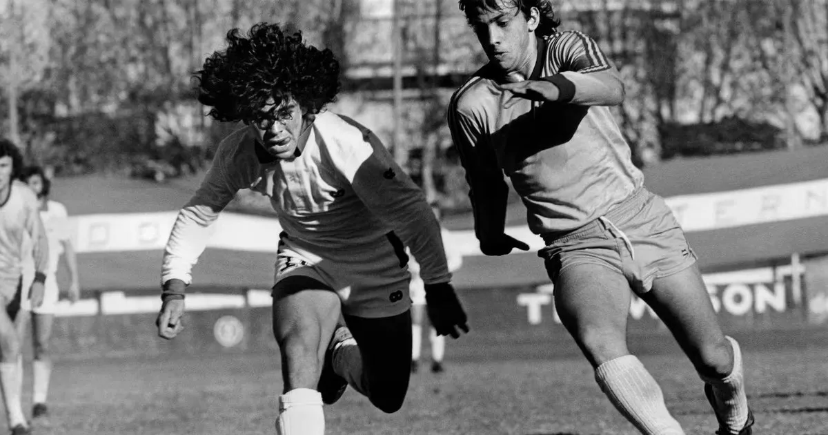 Diego Maradona: 50 năm từ ngày ra mắt bóng đá chuyên nghiệp