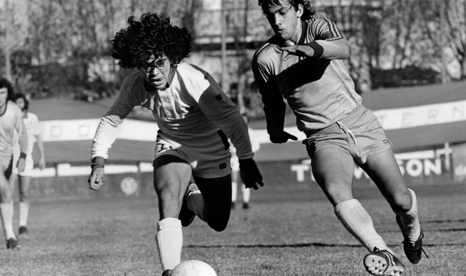 Diego Maradona: 50 năm từ ngày ra mắt bóng đá chuyên nghiệp - Ảnh 1.