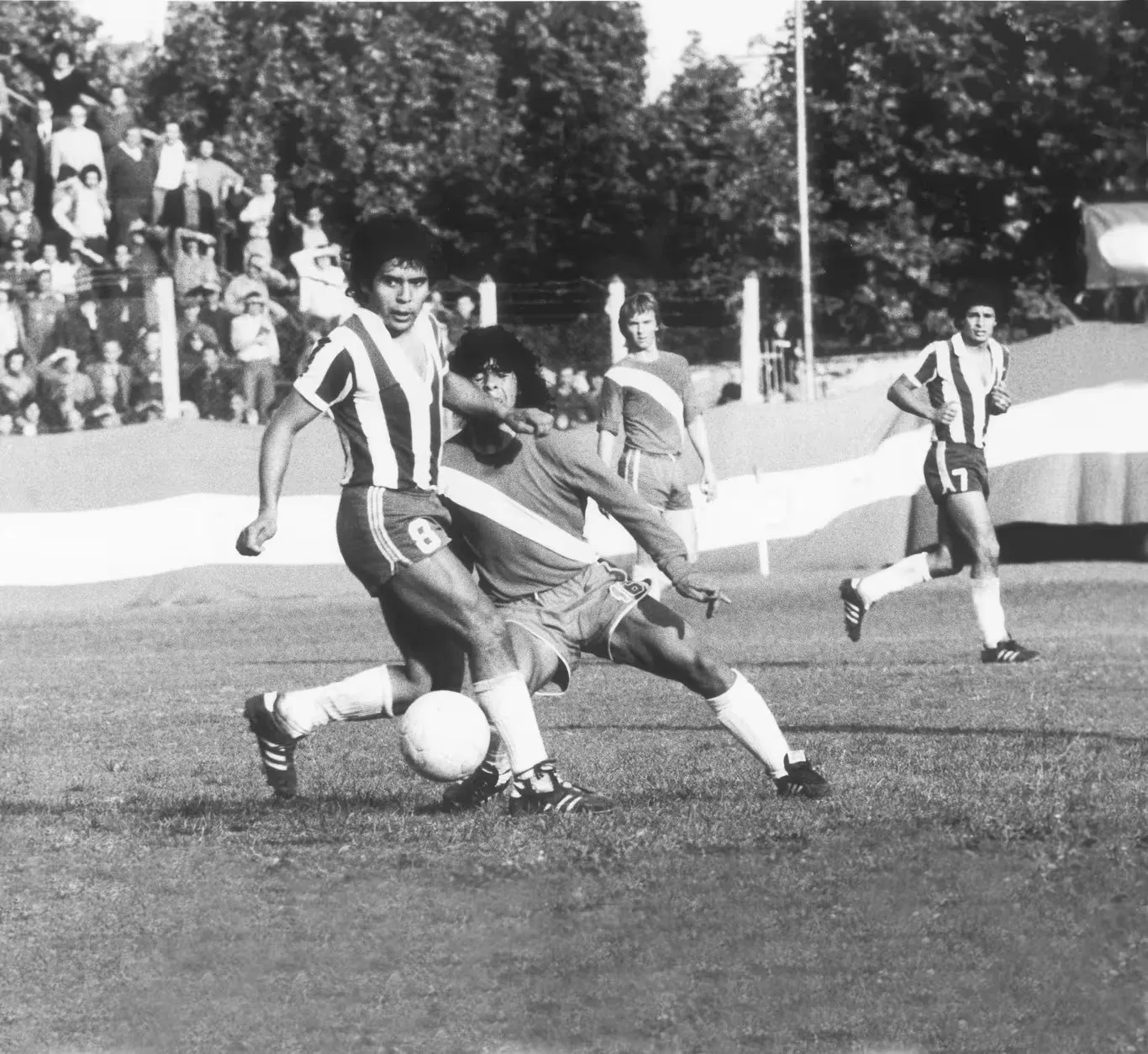 Diego Maradona: 50 năm từ ngày ra mắt bóng đá chuyên nghiệp - Ảnh 3.