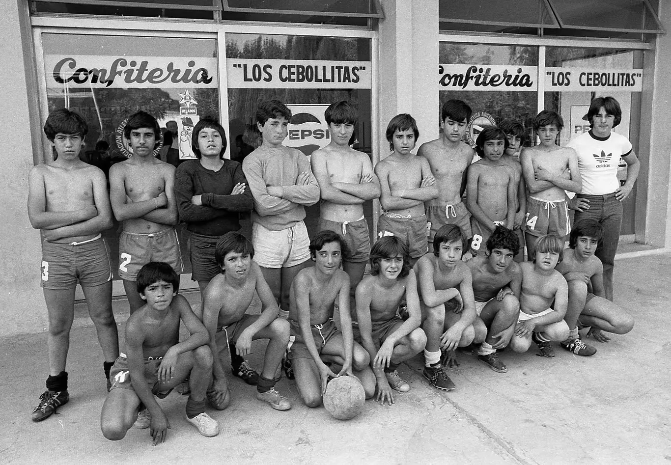 Diego Maradona: 50 năm từ ngày ra mắt bóng đá chuyên nghiệp - Ảnh 2.