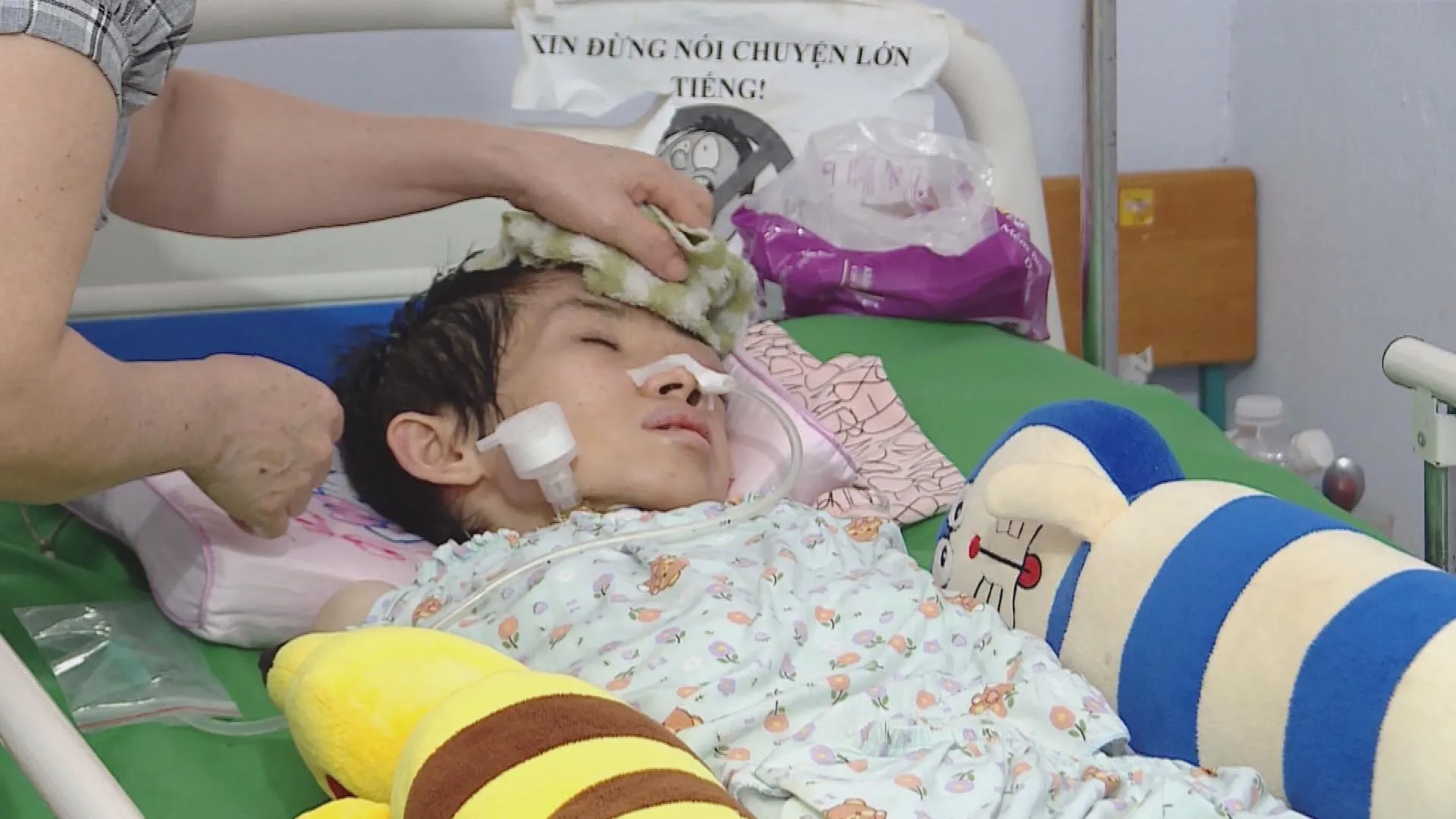 Hội Chữ thập đỏ TP. Hồ Chí Minh: Trao kinh phí, tiếp thêm hy vọng điều trị  - Ảnh 1.