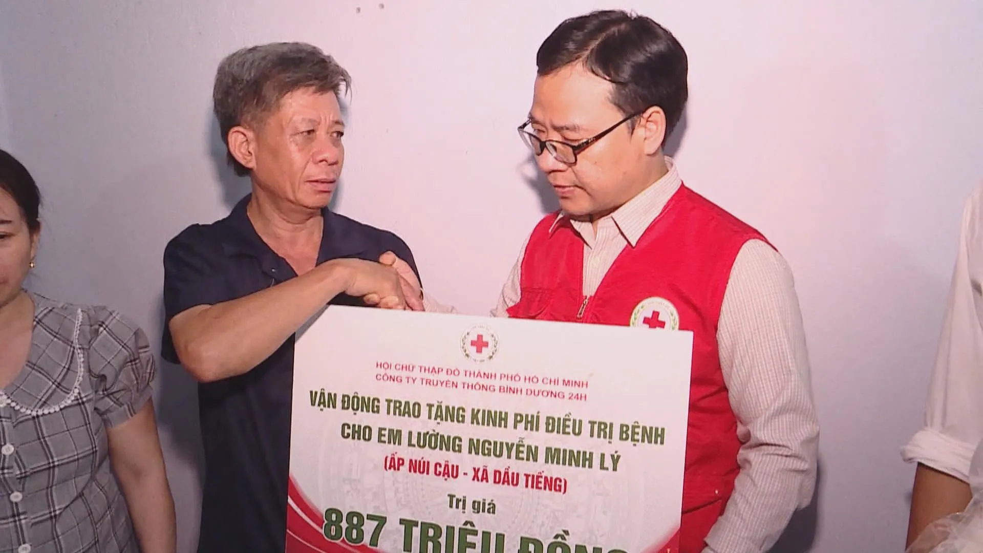 Hội Chữ thập đỏ TP. Hồ Chí Minh: Trao kinh phí, tiếp thêm hy vọng điều trị  - Ảnh 2.