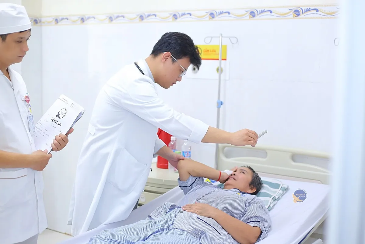 Hình ảnh bác sĩ thăm khám 1