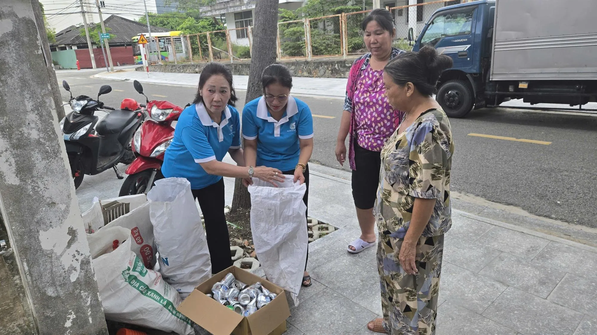 Hội LHPN khu phố 5 cùng người dân phân loại rác thải để giữ gìn môi trường xanh