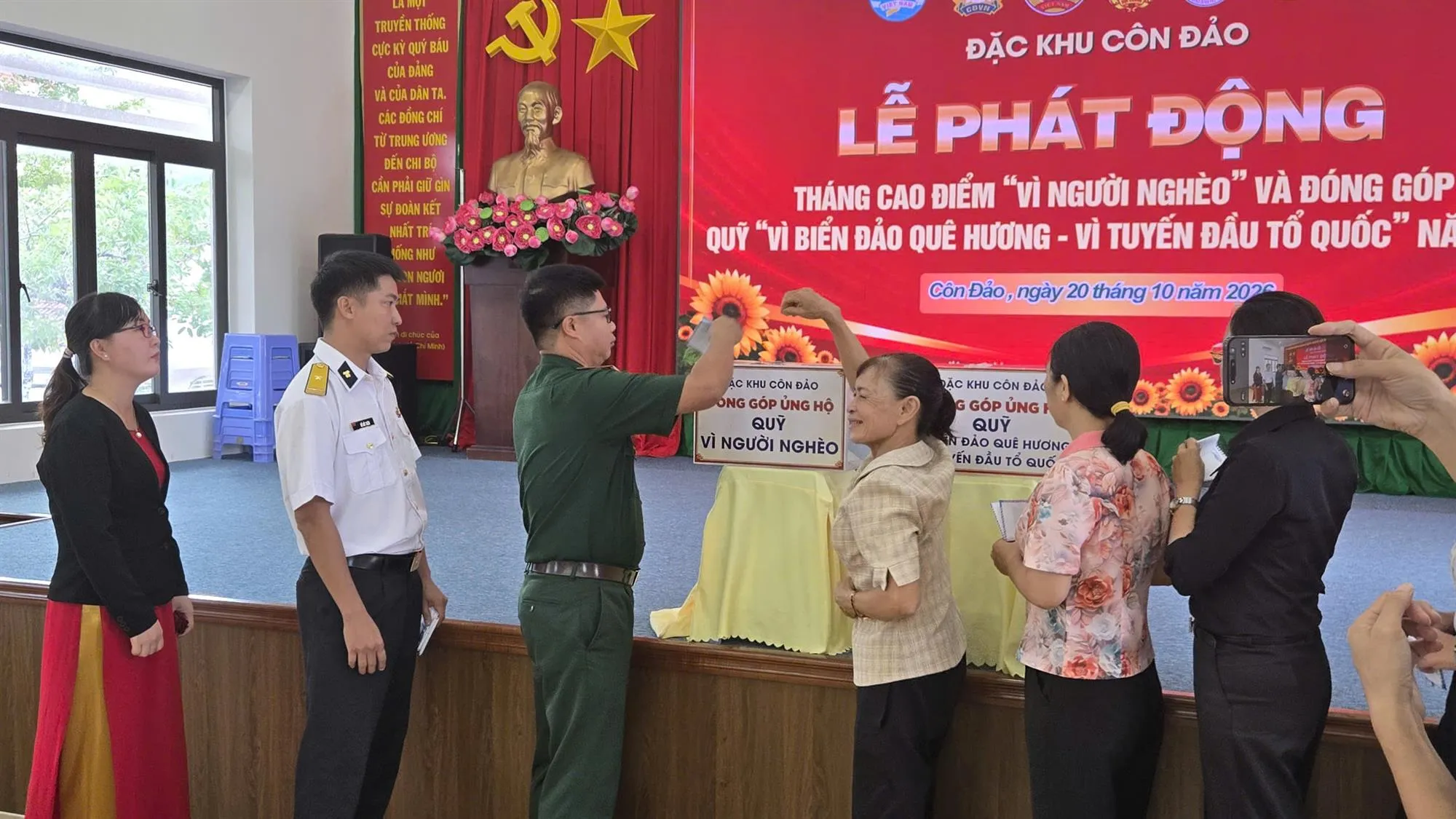 lực lượng vũ trang, người dân tham gia ủng hộ quỹ 