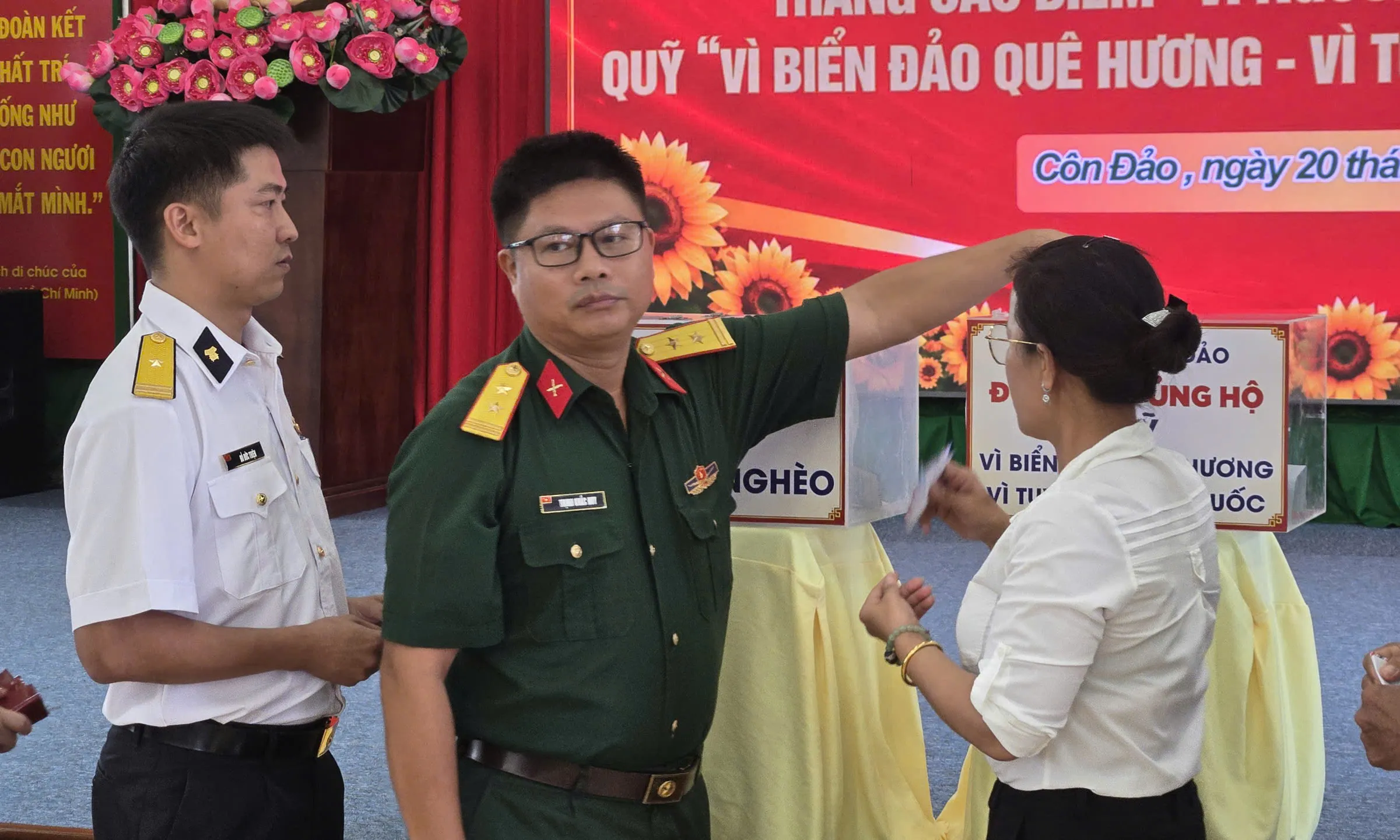 lực lượng vũ trang tham gia ủng hộ quỹ tại lễ phát động