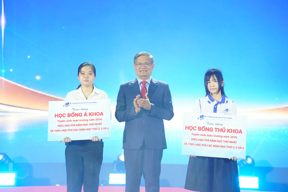 Nhà trường trao gần 1.000 suất học bổng với tổng giá trị 53 tỷ đồng dành cho tân sinh viên Khóa 2026