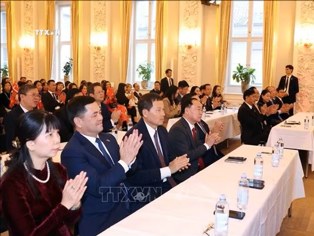 potal-tong-bi-thu-chu-tich-nuoc-va-phu-nhan-gap-cong-dong-nguoi-viet-nam-tai-dan-mach-iceland-va-nam-thuy-dien-stand-2532