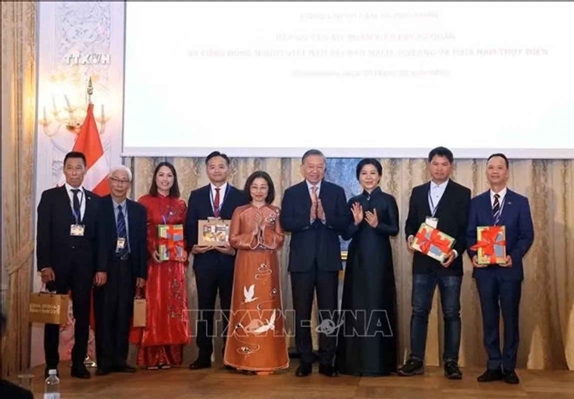 potal-tong-bi-thu-chu-tich-nuoc-va-phu-nhan-gap-cong-dong-nguoi-viet-nam-tai-dan-mach-iceland-va-nam-thuy-dien-stand-297
