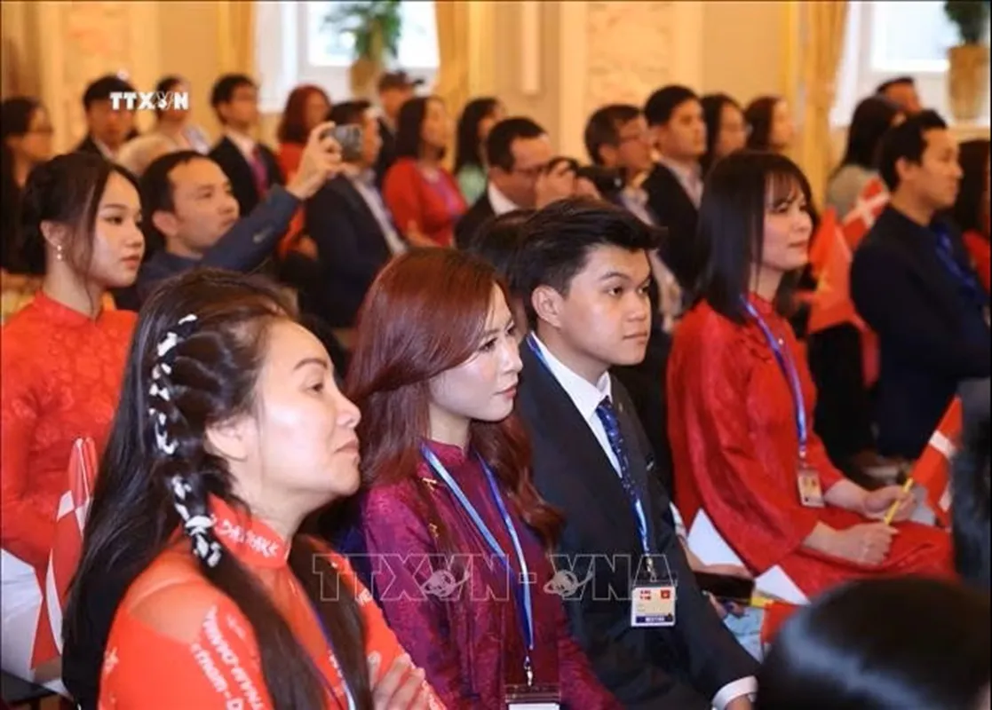 potal-tong-bi-thu-chu-tich-nuoc-va-phu-nhan-gap-cong-dong-nguoi-viet-nam-tai-dan-mach-iceland-va-nam-thuy-dien-stand-6458