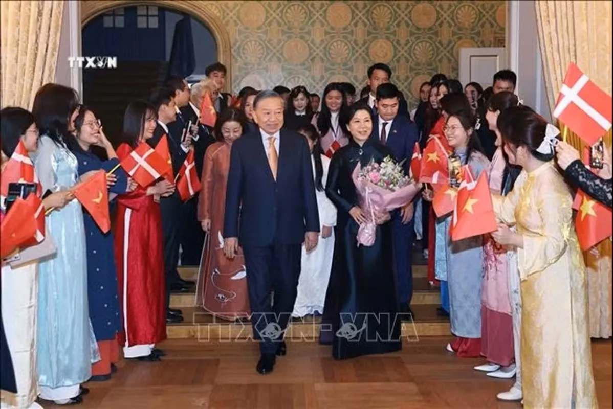 Tổng Bí thư, Chủ tịch nước Tô Lâm và Phu nhân Ngô Phương Ly dự buổi gặp gỡ cán bộ, nhân viên Đại sứ quán Việt Nam tại Đan Mạch và cộng đồng người Việt Nam tại Đan Mạch, Iceland và Nam Thuỵ Điển