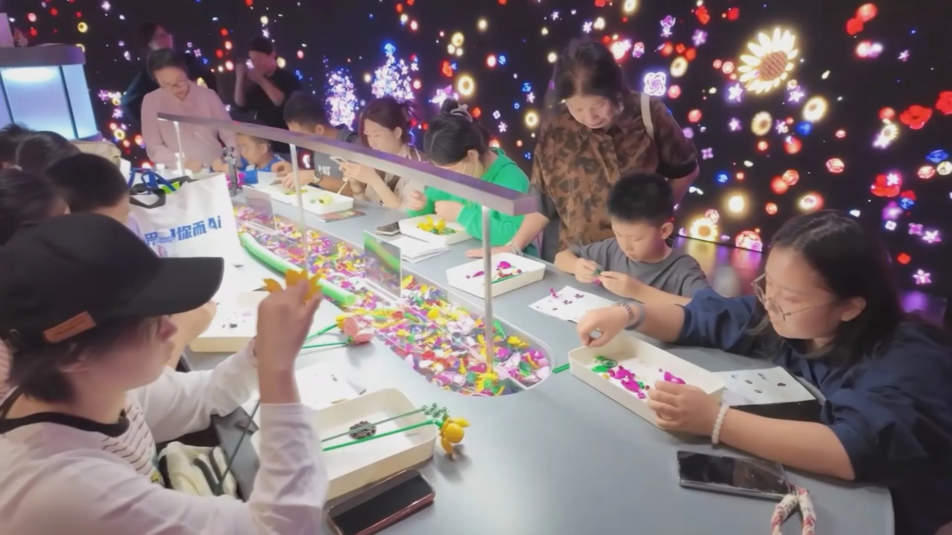 Làn sóng hoa khổng lồ bằng gạch Lego ở Thượng Hải, Trung Quốc - Ảnh 2.