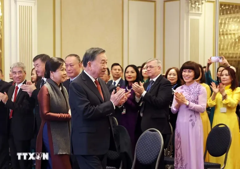 Tổng Bí thư, Chủ tịch nước Tô Lâm và Phu nhân Ngô Phương Ly gặp gỡ cán bộ, nhân viên Đại sứ quán Việt Nam tại Vương quốc Bỉ và đại diện cộng đồng người Việt Nam tại châu Âu - Ảnh: TTXVN