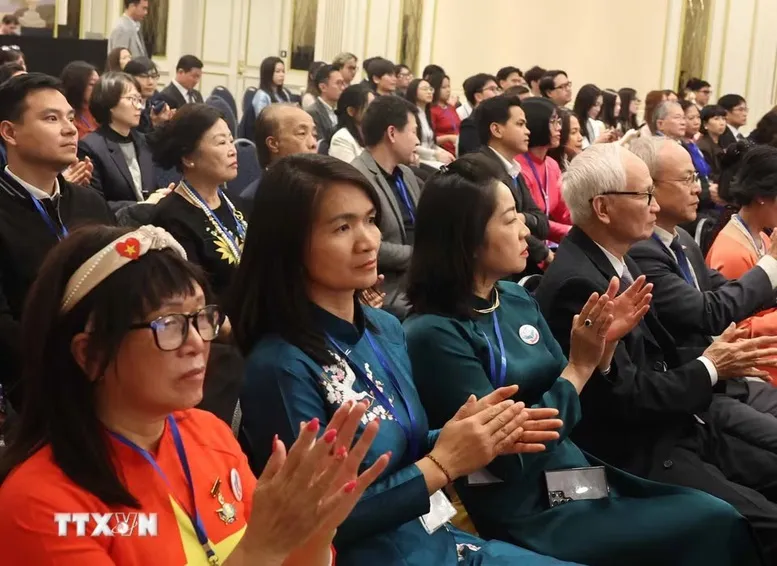 Đại diện cộng đồng người Việt Nam tại châu Âu tham dự cuộc gặp - Ảnh: TTXVN