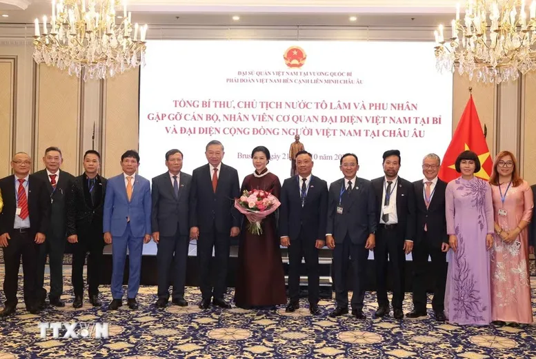 Tổng Bí thư, Chủ tịch nước Tô Lâm và Phu nhân Ngô Phương Ly chụp ảnh chung với đại diện cộng đồng người Việt Nam tại châu Âu - Ảnh: TTXVN