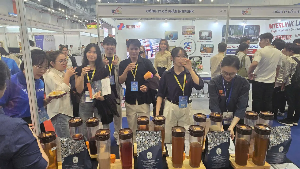 Các bạn trẻ háo hức tham quan và tìm hiểu sản phẩm tại gian hàng của Hội chợ Hàng Việt Nam tiểu biểu xuất khẩu 2026 - Ảnh Bá Nam