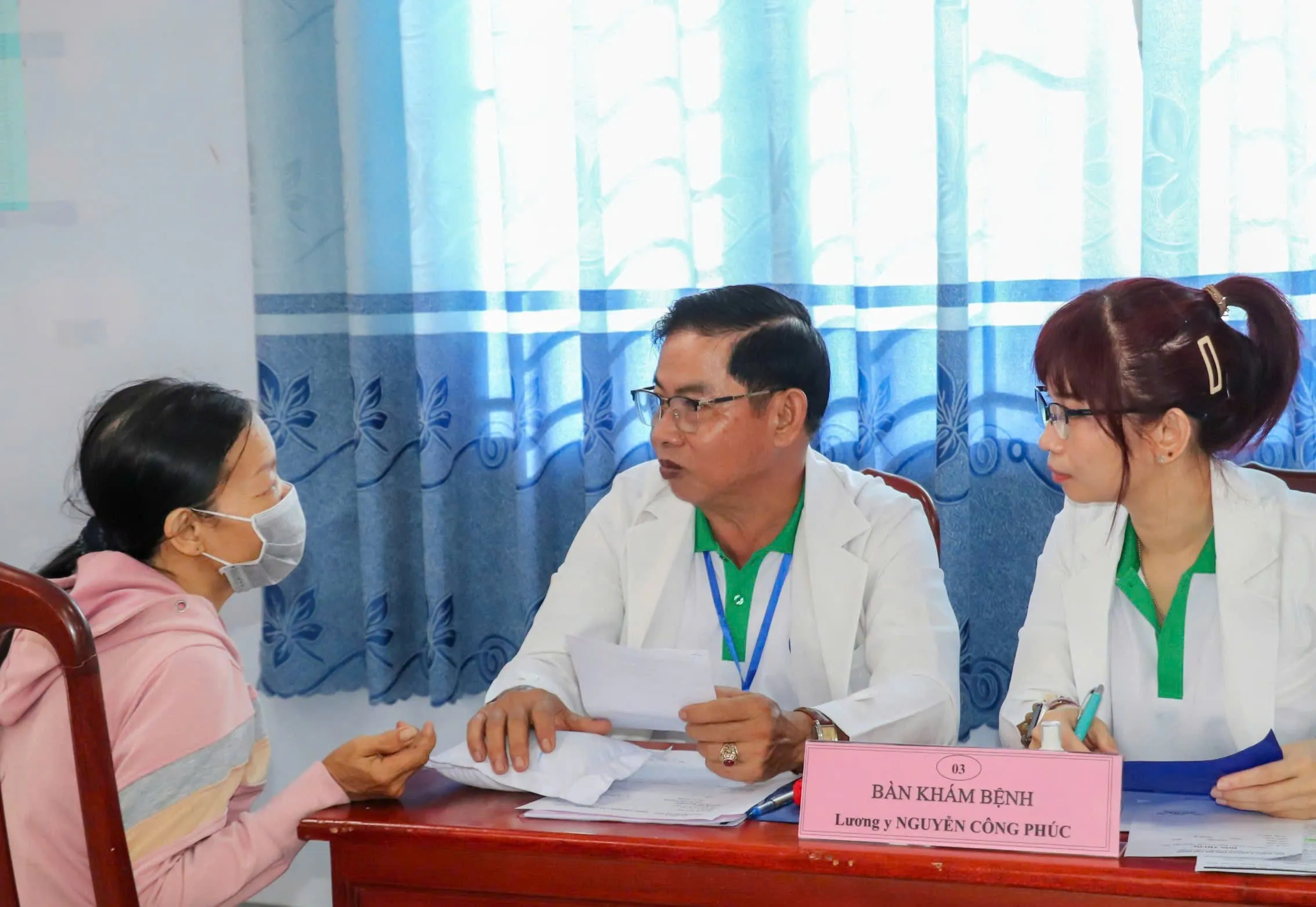 Các lương y tận tâm khám chữa bệnh cho người dân - Ảnh Bá Nam