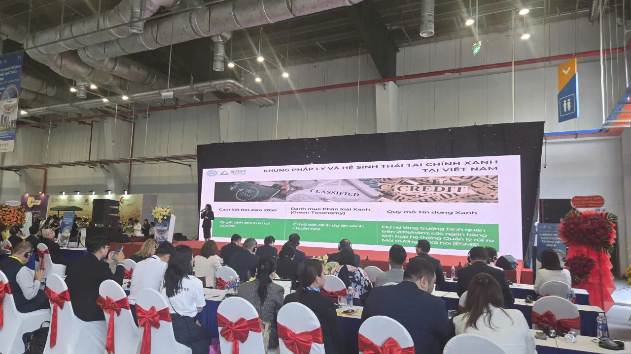 Diễn giả trao đổi với các doanh nghiệp tham gia diễn đàn tại HCMC Export 2026 - Ảnh Bá Nam