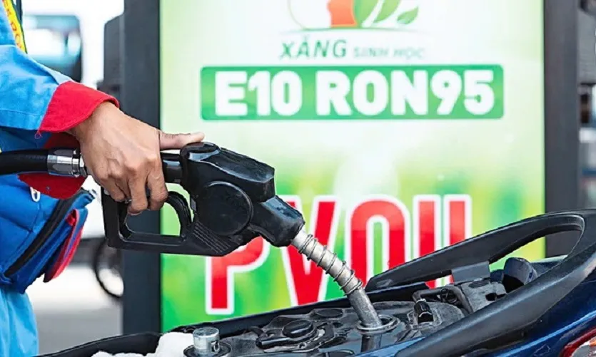 Từ 15 giờ ngày 22/10, xăng E10RON95-III giảm còn khoảng 25.213 đồng/lít