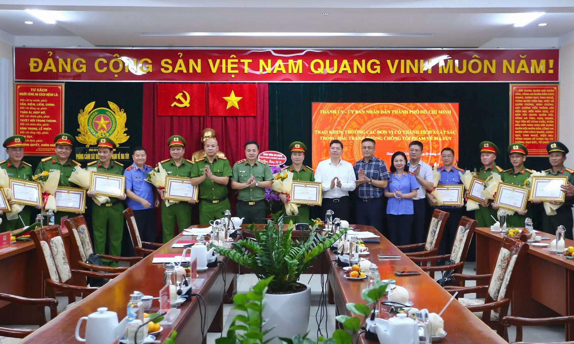 Đồng chí Hoàng Nguyên Dinh - Phó Chủ tịch UBND Thành phố; Trung tướng Mai Hoàng - Giám đốc Công an Thành phố và Thượng tá Nguyễn Thành Hưng - Phó Giám đốc Công an Thành phố trao khen thưởng cho các đơn vị, cá nhân lập thành tích xuất sắc trong đấu tranh chuyên án