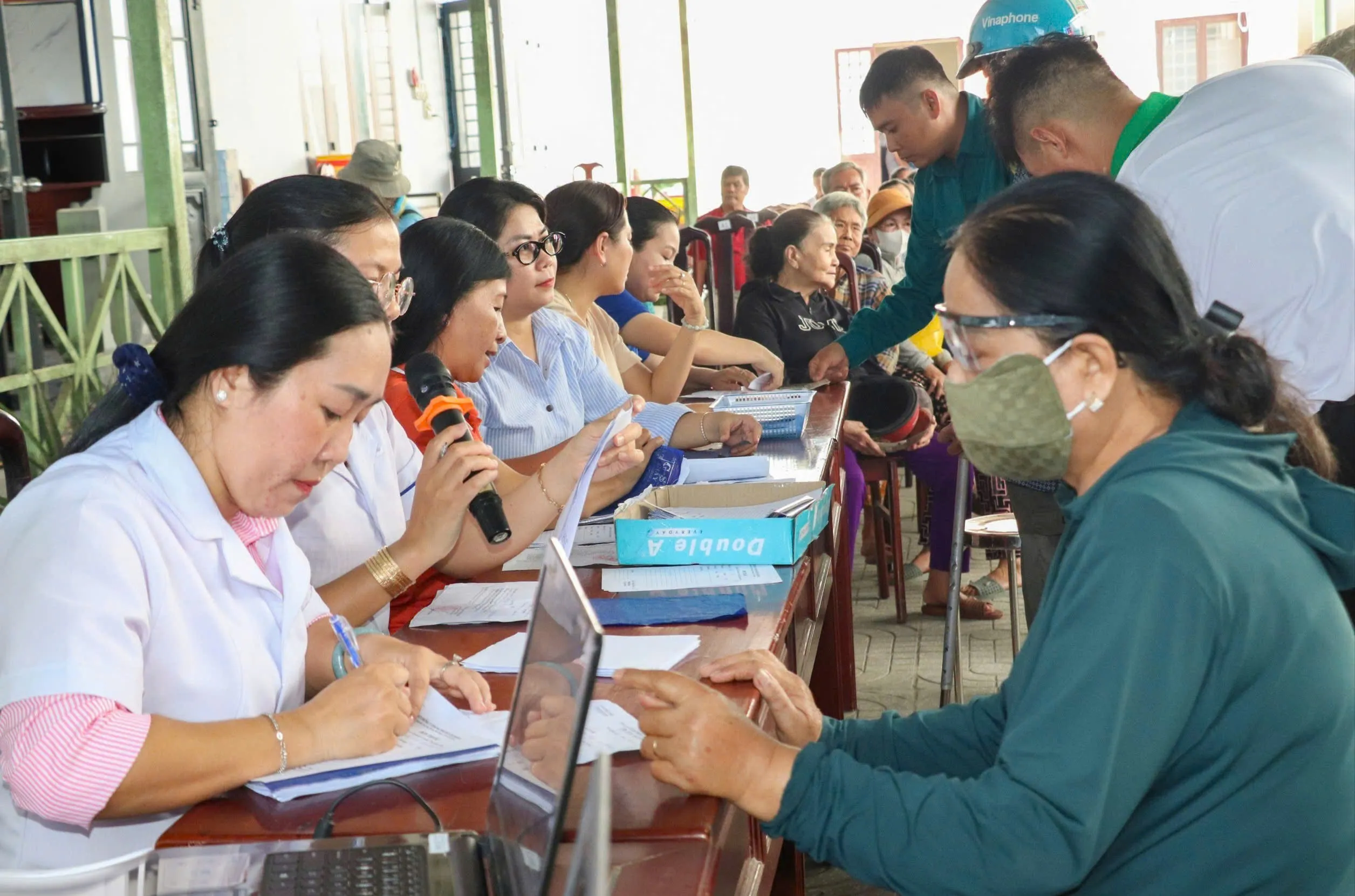 Khám bệnh chữa bệnh cho người dân tại xã Thạnh Quới, Thành phố Cần Thơ - Ảnh Bá Nam