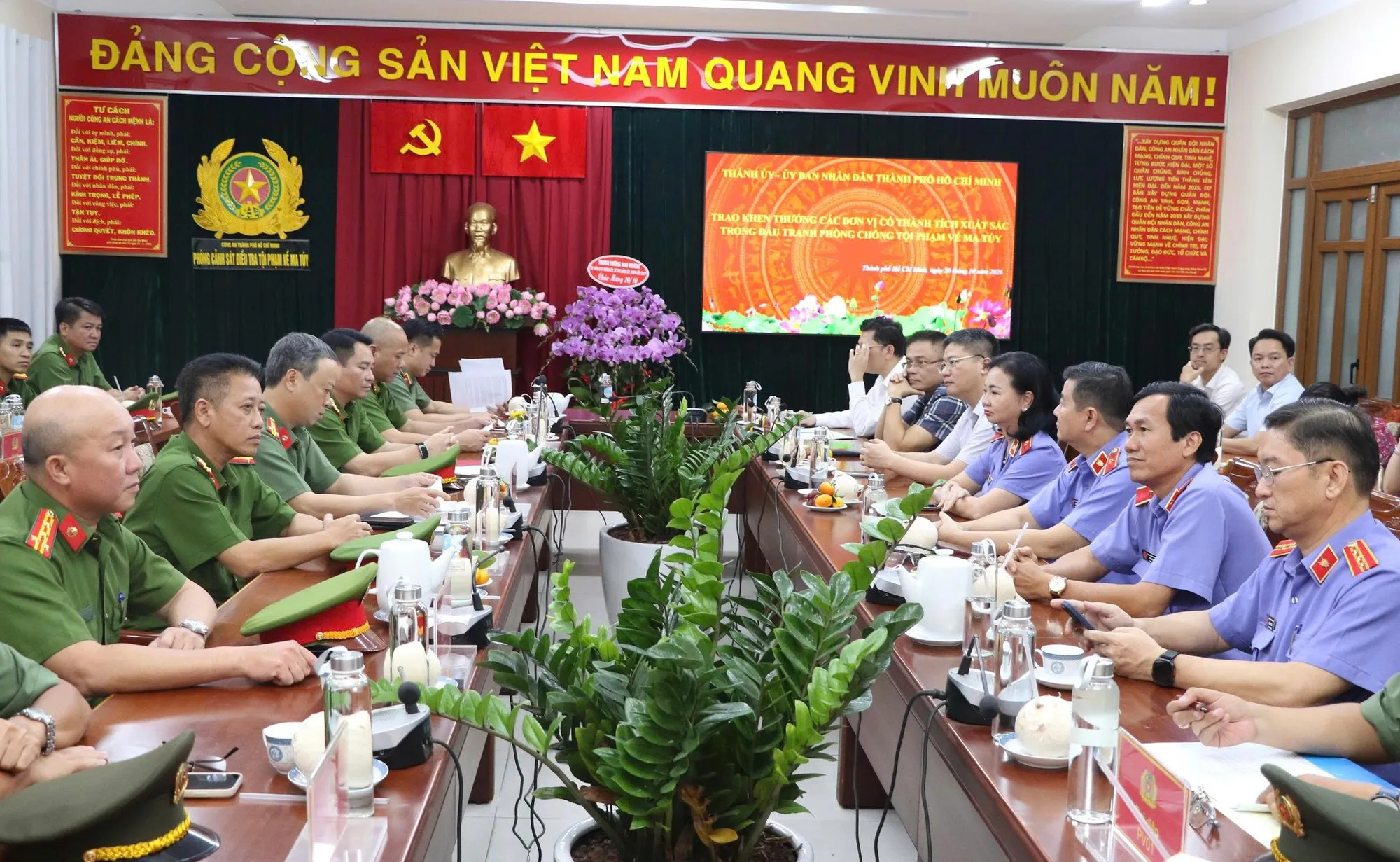 Quang cảnh buổi lễ khen thưởng